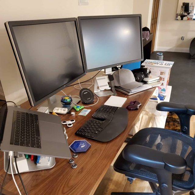 disorganized-messy-office-east-greenwich